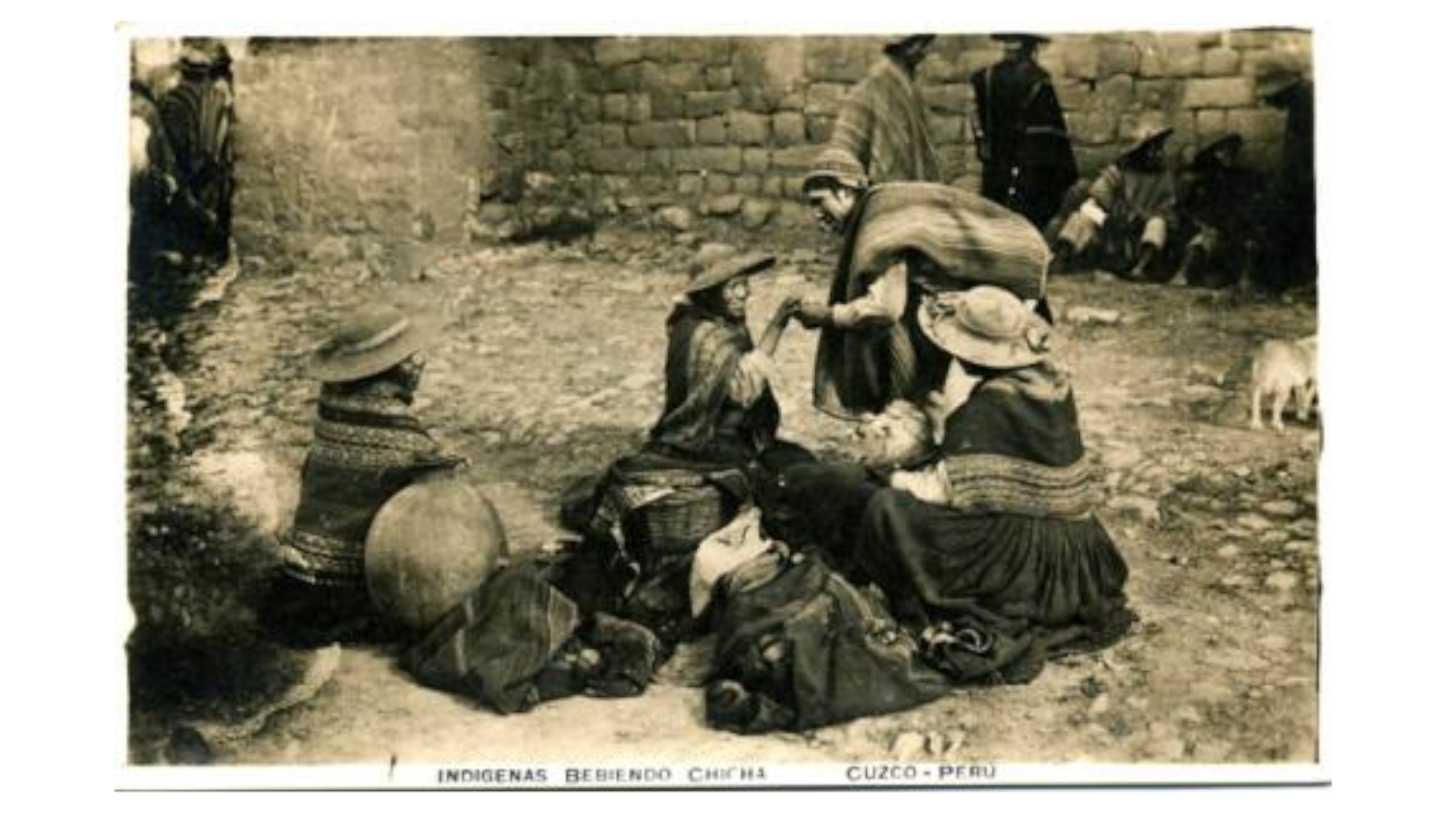 Indigenas bebiendo chicha