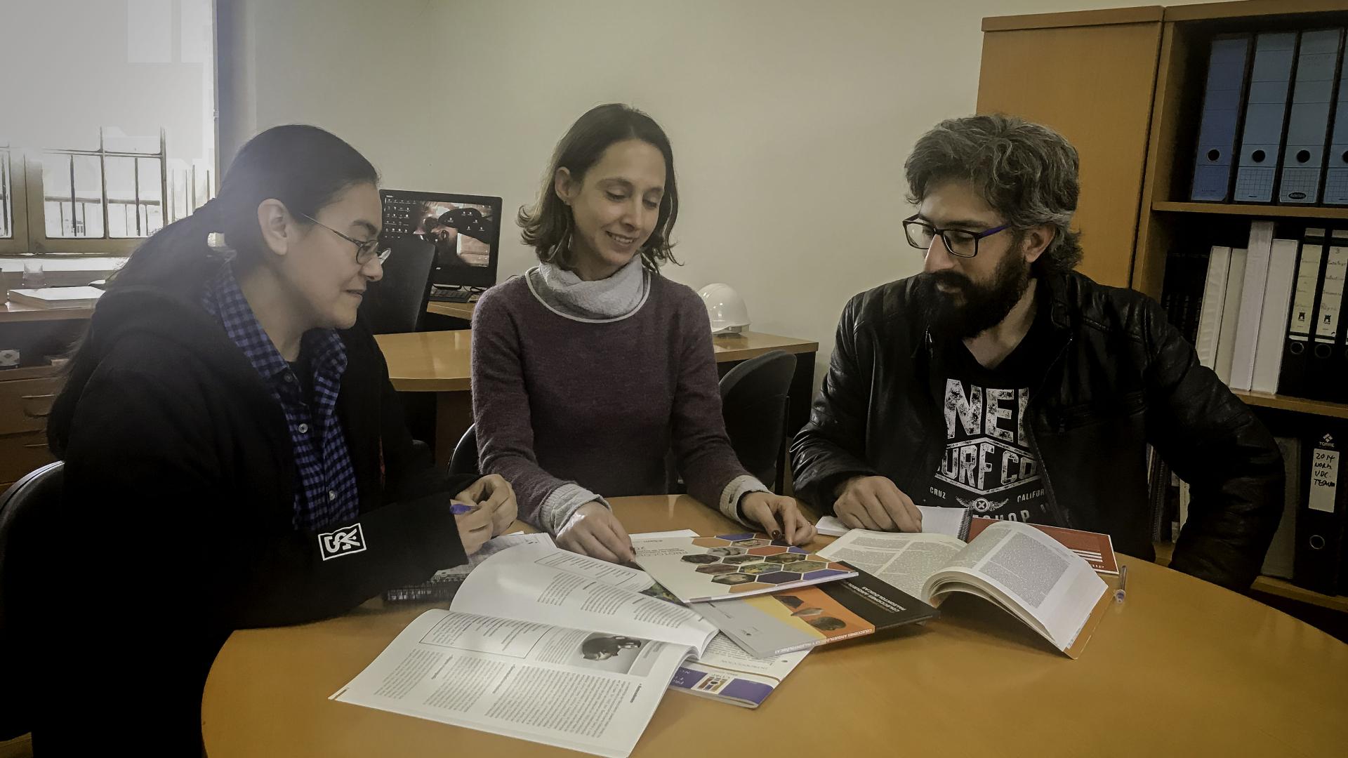 Francisca del Valle, coordinadora del Programa SURDOC, Iris Moya, arqueóloga asociada de CDBP junto  a Oscar Silva, encargado de colecciones del Museo Arqueológico de La Serena