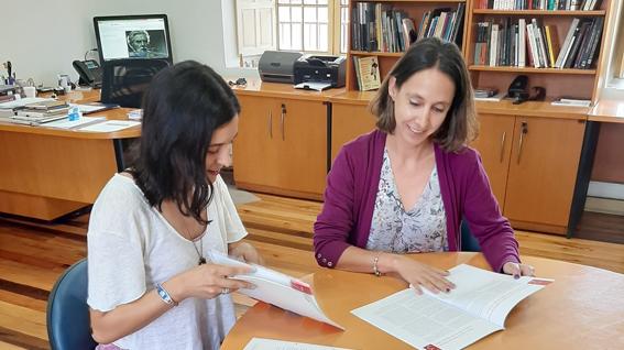 Gisella Morety (Museo O'Higginano y de Bellas Artes de Talca) y Francisca del Valle (CDBP)