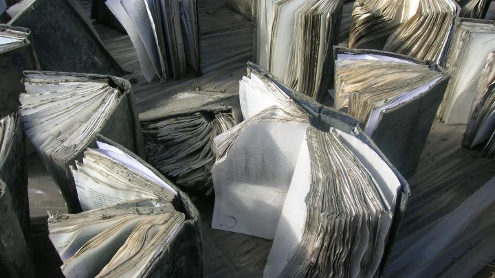 Libros en proceso de secado luego del tsunami de 2011