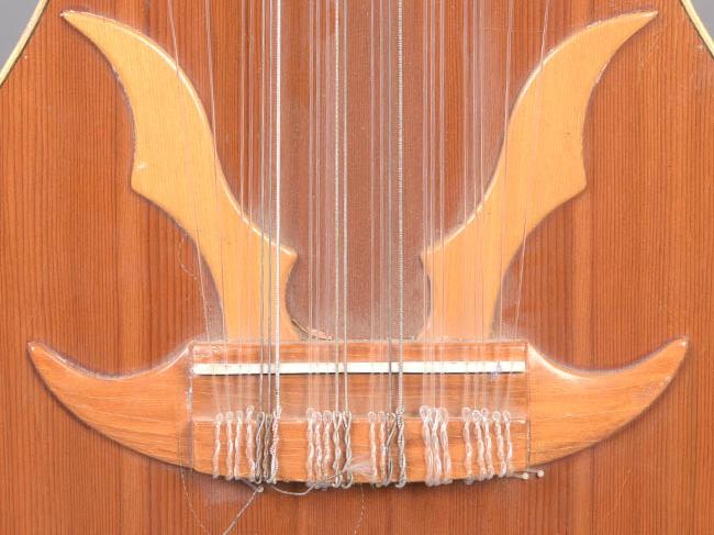 Instrumentos Musicales de Cuerdas y Viento en el Museo Regional de Rancagua  | Centro de Documentación de Bienes Patrimoniales
