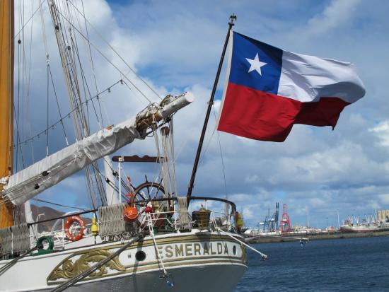 Bandera chilena en la popa de La Esmeralda