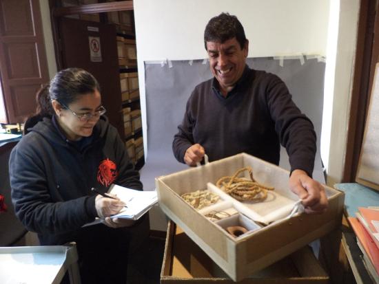 Guillermo Villar, encargado del Depósito del Museo del  Limarí junto a Iris Moya revisando el contenido de una caja con objetos asociados a un ajuar funerario.