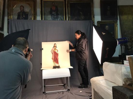 Francisco Mora e Iris Moya realizando tomas fotográficas de una imagen religiosa en el estudio montado en el MRR.