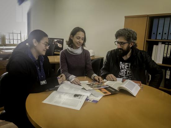 Francisca del Valle, coordinadora del Programa SURDOC, Iris Moya, arqueóloga asociada de CDBP junto  a Oscar Silva, encargado de colecciones del Museo Arqueológico de La Serena