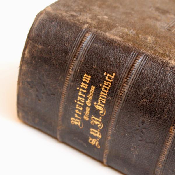 Breviario (detalle del lomo)