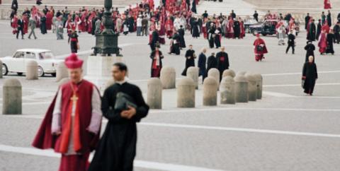 Concilio Vaticano II Cardenales y miembros del clero en la Plaza de San Pedro.